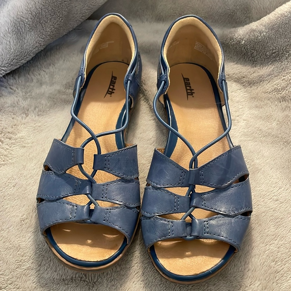 Earth sandal: Aloha. 8.5 wide (D) leather. Sapphire blue.